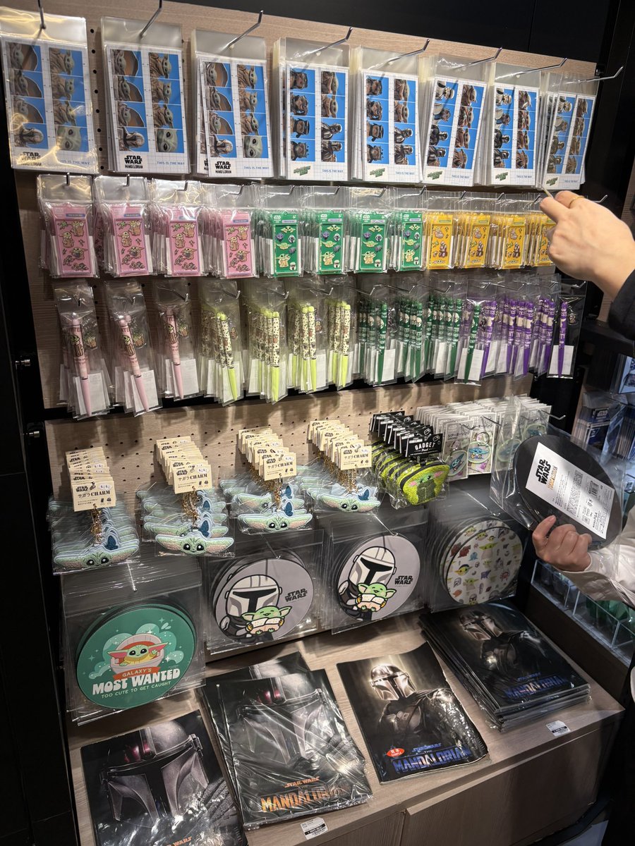 StarWarsKT08's tweet photo. 渋谷のスターウォーズポップアップストアで販売されていたマンドーグローグーのグッズの一部はこちら✨🤗
#スターウォーズストア
#マンダロリアンアンドグローグー 
#マンドーグローグー https://t.co/l9RXXzhKgu