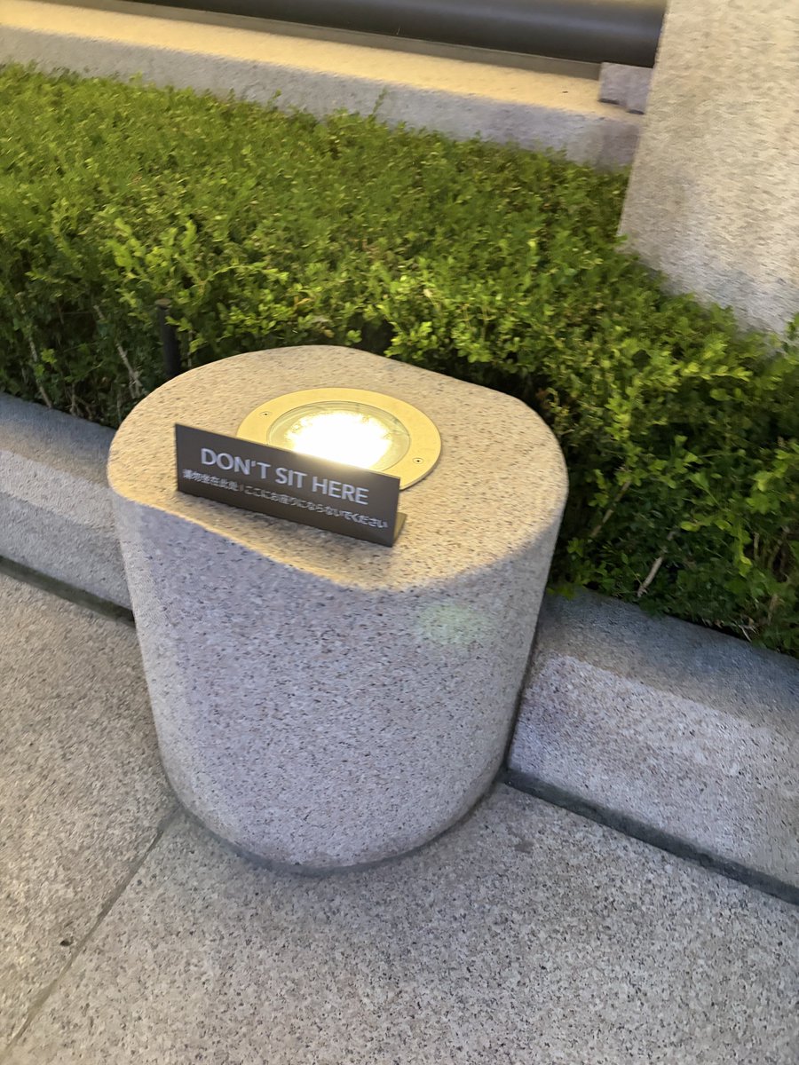 Kakun88's tweet photo. 내가 본 것중에 가장 정성들여 치졸한 공격적 건축 사례. 명동 신세계 구 제일은행 건물 앞. https://t.co/QSyFA718eo