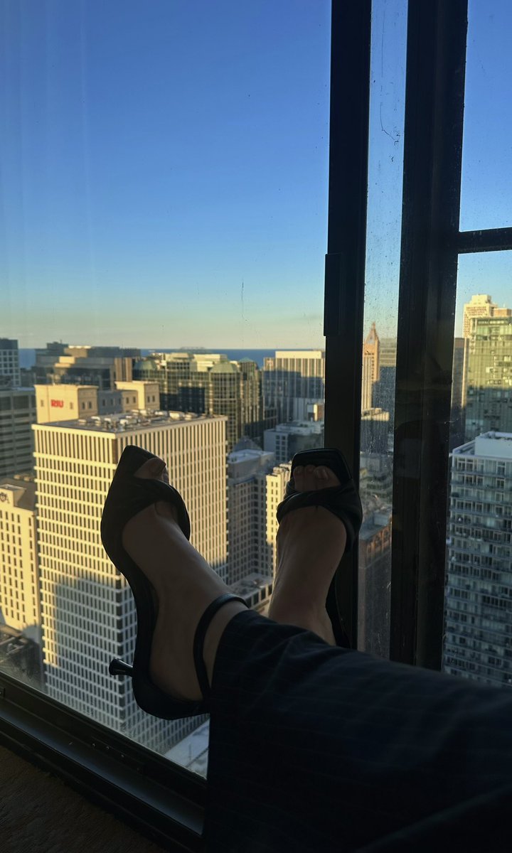 vaultoflila's tweet photo. chi-town 👠 https://t.co/lWby2t8Jq2