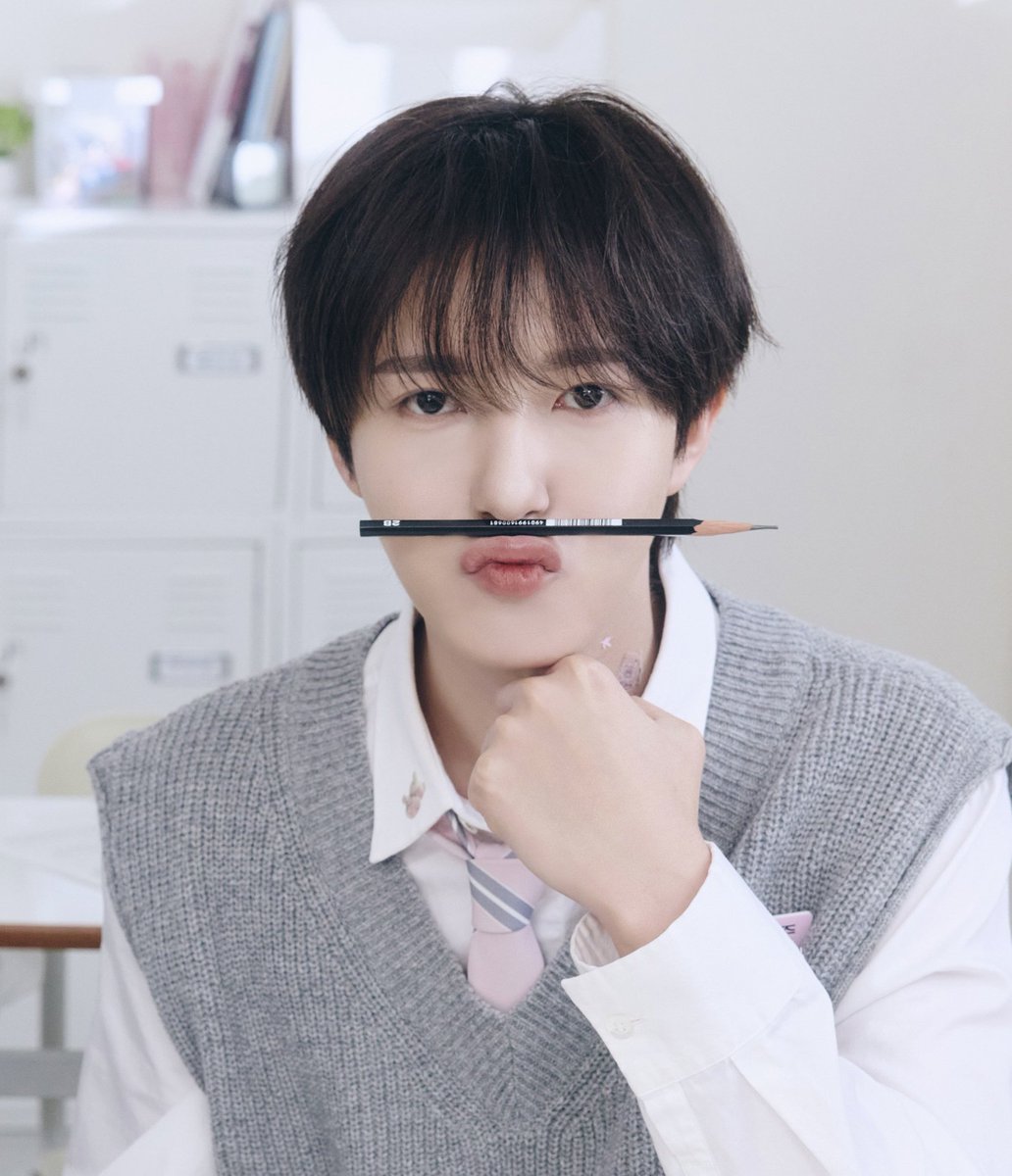 gyuoooo's tweet photo. 연필주면 냅다 코랑 입사이에 넣어보는 애기오빠 https://t.co/GBVLopFMYO