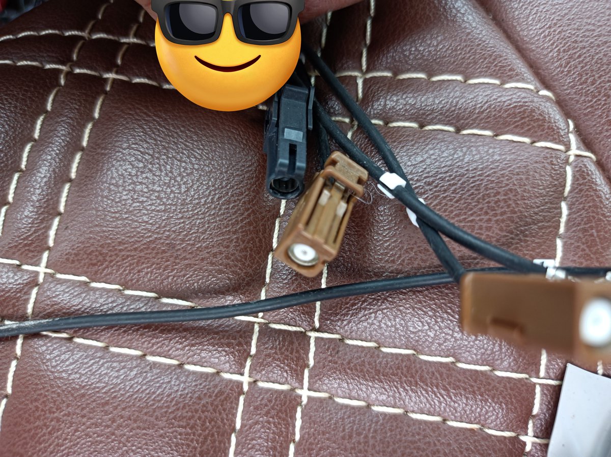 DENGENKAIHATSU's tweet photo. GEX-P90DTVとAVIC-RW710のアンテナ線はコネクタが違う。(GT16とHF201)
そこで線を取り出し、直接接続した。
引っ張らなければ抜けないレベル。既設フィルムアンテナを使えてよかった。フルセグ受信可📺
ストローや厚紙で端子部の保護するか🤔

ナビの動作は全て確認できたが、カメムシの襲来で中断😵🐞 https://t.co/SPh2Jzq9m6