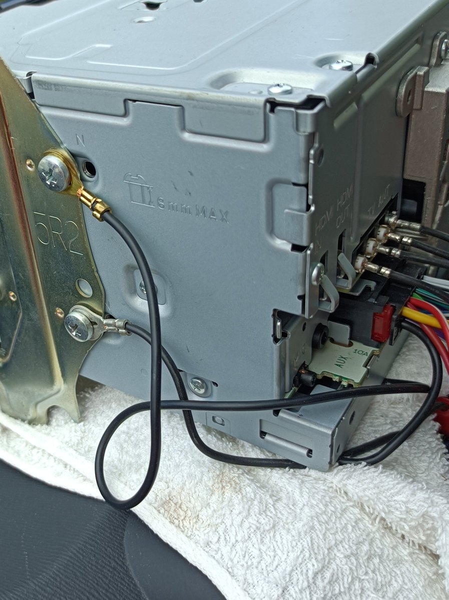 DENGENKAIHATSU's tweet photo. GEX-P90DTVとAVIC-RW710のアンテナ線はコネクタが違う。(GT16とHF201)
そこで線を取り出し、直接接続した。
引っ張らなければ抜けないレベル。既設フィルムアンテナを使えてよかった。フルセグ受信可📺
ストローや厚紙で端子部の保護するか🤔

ナビの動作は全て確認できたが、カメムシの襲来で中断😵🐞 https://t.co/SPh2Jzq9m6