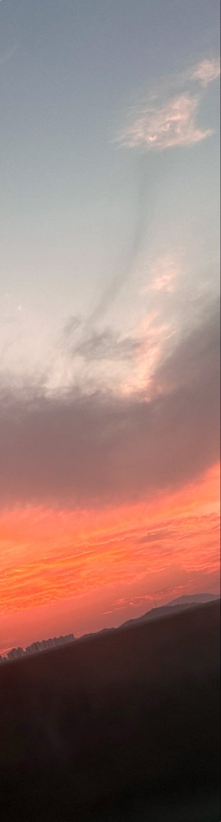 Masa0382's tweet photo. 마크랑 비슷한 하늘을 봐서 기분좋아 https://t.co/ceH00rG3ir