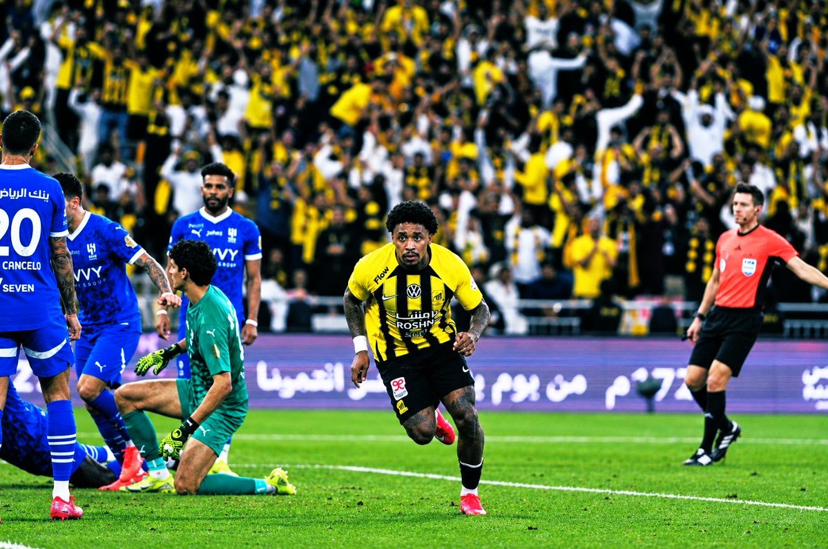 onlyziz1's tweet photo. ارجوك اجعلها ليلة مثل NOT LIKE US يا بيرجوين 💛 https://t.co/9EYDu2f7s9
