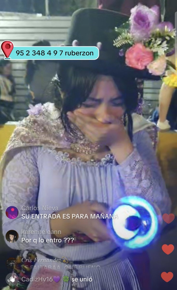 Tubatu_atbh's tweet photo. Al hablar de army Perú deberían hablar también de Analí, quién viajo 8 horas en bus desde su pequeño pueblo hasta lima, sin entrada, con su traje tradicional y el sueño de escuchar a bts fuera del estadio. Hoy, la solidaridad le ha dado una entrada y un army boom... https://t.co/ET8uLuxpau