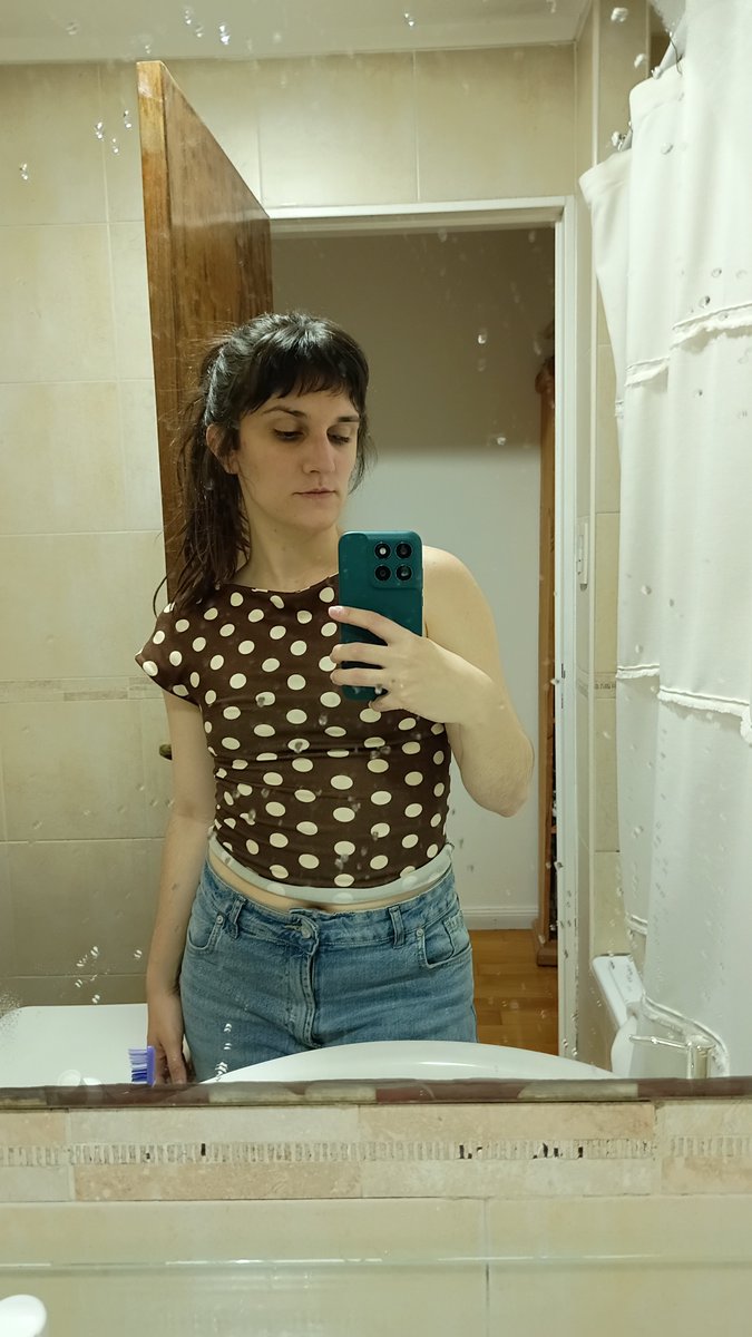 piloquien's tweet photo. me hice un flequillo de buta ordinaria y ahora me creo mejor que todas ustedes https://t.co/DhkV9lLQKu