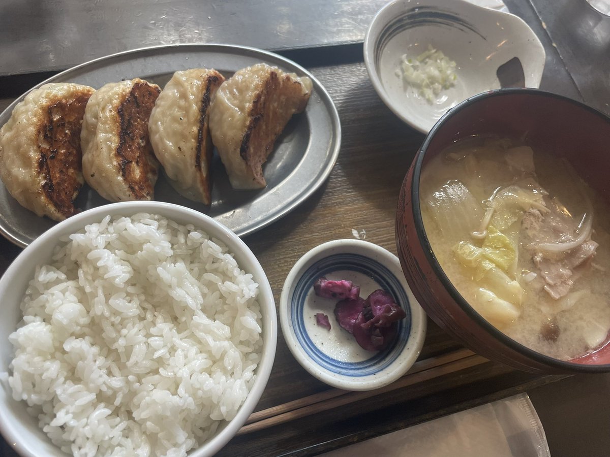 nef9165's tweet photo. 札幌に遊びにきてて今、狸小路でご飯なんだけど目の前に謎の大行列ができててご飯よりそっちが気になる
#狸小路6丁目 https://t.co/XnwIZdw0bd