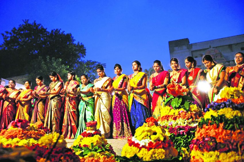 KTRBRS's tweet photo. 🌺🌻🌷🌼💮🌸🪷🪻
తెలంగాణ సాంస్కృతిక వైభవం బతుకమ్మ.
తెలంగాణ ఆత్మగౌరవ ప్రతీక బతుకమ్మ.
తెలంగాణ జీవన విధానానికి ప్రతిరూపం బతుకమ్మ.
పూలనే దేవతగా కొలిచే గొప్ప పండుగ బతుకమ్మ.

ఈరోజు నుండి ప్రారంభమయ్యే బతుకమ్మ వేడుకలను తెలంగాణ ఆడబిడ్డలందరూ ఆనందోత్సాహాలతో జరుపుకోవాలని కోరుకుంటూ...

ప్రజలందరికీ ఎంగిలిపూల బతుకమ్మ శుభాకాంక్షలు.
🌺🌻🌷🌼💮🌸🪻