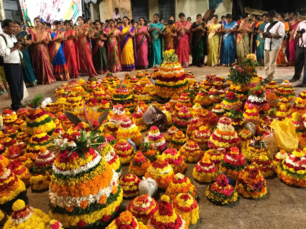KTRBRS's tweet photo. 🌺🌻🌷🌼💮🌸🪷🪻
తెలంగాణ సాంస్కృతిక వైభవం బతుకమ్మ.
తెలంగాణ ఆత్మగౌరవ ప్రతీక బతుకమ్మ.
తెలంగాణ జీవన విధానానికి ప్రతిరూపం బతుకమ్మ.
పూలనే దేవతగా కొలిచే గొప్ప పండుగ బతుకమ్మ.

ఈరోజు నుండి ప్రారంభమయ్యే బతుకమ్మ వేడుకలను తెలంగాణ ఆడబిడ్డలందరూ ఆనందోత్సాహాలతో జరుపుకోవాలని కోరుకుంటూ...

ప్రజలందరికీ ఎంగిలిపూల బతుకమ్మ శుభాకాంక్షలు.
🌺🌻🌷🌼💮🌸🪻