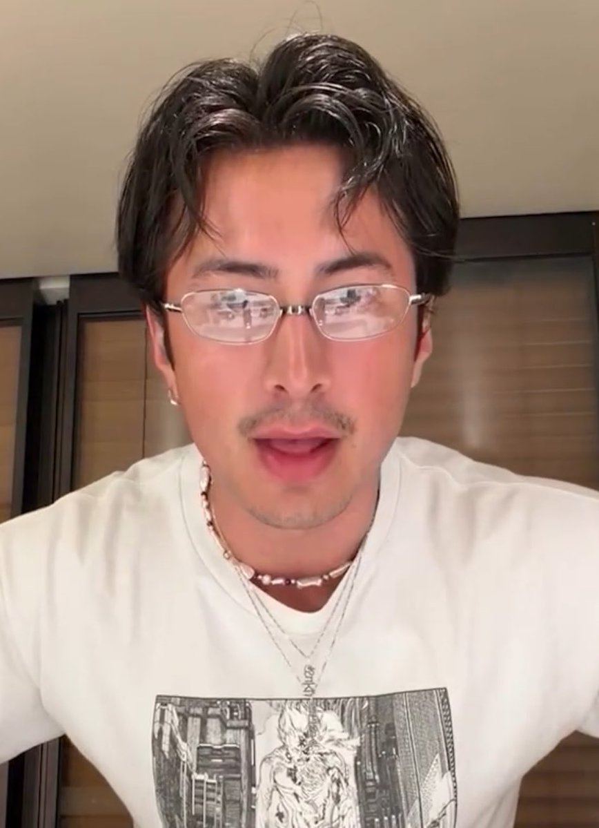 hudmoos's tweet photo. those glasses are really doing it for me man https://t.co/invINmHyst