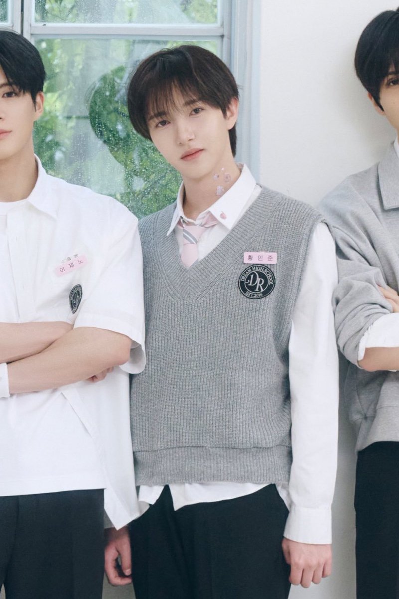 yellowwoodland's tweet photo. the cute stickers on his neck🥺✨️🎀 https://t.co/ZLO0X6w6A6
