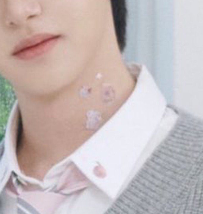 yellowwoodland's tweet photo. the cute stickers on his neck🥺✨️🎀 https://t.co/ZLO0X6w6A6