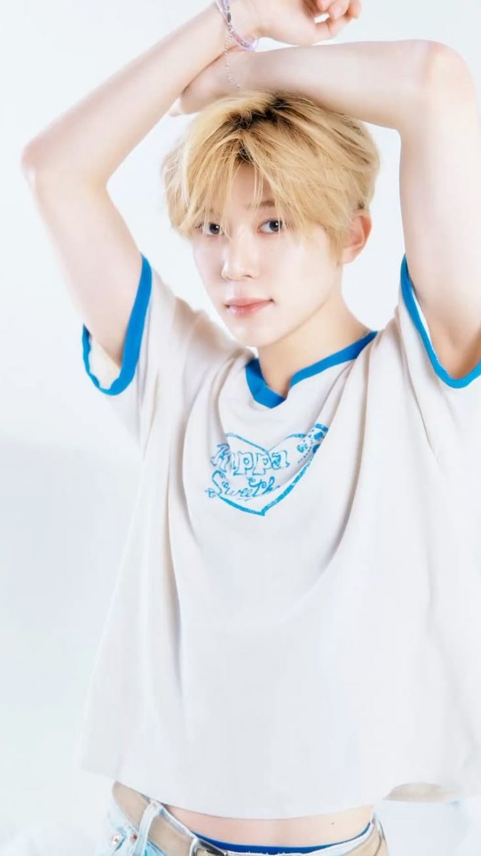 sionlovebot's tweet photo. sion for season's greetings through the year ✨️ https://t.co/aKnUDP0ltZ