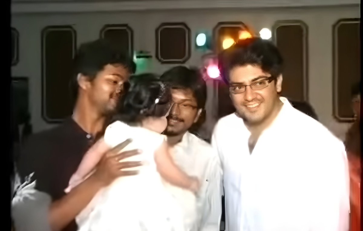 nivash_legend8's tweet photo. இந்த வீடியோ 2009 ஆம் ஆண்டு வெளிவந்தது...அதாவது அஜித் அவர்களும் அவரது சமகால நடிகரான விஜயும் ஒரு பிறந்தநாள் விழாவில் கலந்து கொண்டது...இது  அஜித் விஜயின் படங்களில் ஒவ்வொருக்கொருவர் மாற்றி மாற்றி சண்டைப் போட்டுக் கொண்ட  படங்களுக்கு பிறகு நடந்த விழா...

இந்த நேரங்களில் இவர்கள் சேர்ந்தபோது யாரும் அஜித் அவர்களை யாரும் வசைபாடவில்லை ..நாங்கள் இருவரும் தொழில் முறை போட்டியாளர்களே தவிர எதிரிகள் கிடையாது என்று 2007 பில்லா பத்திரிகை சந்திப்பிலும், 2011 மங்காத்தா படப்பிடிப்பிலும் இருவரும் , விஜய் கைகடிகாரமும் அன்பளிப்பாகவும் வ��ங்கினார் ..என்பதே நிதர்சனம்..
அப்போதும் யாரும் வசைபாடவில்லை...

அதன் பிறகு விஜய் முன்னேற்ற��ும் அஜித் அவர்களின் முன்னேற்றமும் வேறு வேறு திசைகளாக இருந்தன.

மேலும் அஜித் அவர்களது ரசிகர்களுக்கு சமூக வலைத்தளங்களில் மற்ற நடிகர்களையும் , ரசிகர்களையும் வசைப்பாடாதீர்கள் என்றும் அறிவித்ததிருந்தார்..அதை எத்தனைப் பேர் கேட்டு நடந்தோம்..

ஒரு உண்மையான ரசிகனுக்கு அவரது பார்வையில் இருந்து பார்த்திருந்தால் அவரின் எண்ணம் நிச்சயமாக தெரிந்திருக்கும்.

கார் பந்தயத்தை காண , அஜித் அ��ர்கள்  மற்ற சக நடிகர்களான மாதவன், சிலம்பரசன், சிவகார்த்திகேயன், நயன்தாரா, அனிருத், ஜீ வி , எப்படி அழைத்திருந்தாரோ அந்த எண்ணத்தோடு சக நடிகரும் முதலமைச்சரான விஜயை அழைத்திருப்பாரே தவிர... உங்கள் எண்ணோட்டத்திற்கு அவர் காரணமாக மாட்டார்..அவருக்கு சினிமாவை விட அவரது லட்சியமான கார் பந்தயத்திற்கு முக்கியத்துவம் கொடுத்து அதற்காக ஆதரவாளர்களை தேடுவாரே தவிர ...அவரது ரசிகர்களை சுயநலத்திற்க���க பயன் படுத்தமாட்டார்...

அவரும் சில தவறுகள் செய்திருப்பார் , செய்தார் காரணம் அவரின் முடிவுகள் அனைத்தும் அவருடையத�� அதில் வெற்றியும் அடைந்திருக்கிறார் தோல்வியும் சந்தித்து இருக்கிறார் ...அவரை எந்த சூழ்நிலையிலும் விட்டுக்கொடுக்காமலும் விலகாமலும் இருப்பவனே உண்மையான ரசிகன்...

இதை புரிந்து கொள்ளுங்கள் இல்லையேல் விலகிக் கொள்ளுங்கள்...ஆனால் அவரின் புகைப்படம் வைத்துக்கொண்டு அவரைத் திட்டுவதால் , கேலிப்பேச்சு பேசுவதால் அவருக்கு எந்த நஷ்டமும் இல்லை...

அவரின் திரைப்படங்கள் சரியில்லை என்றால் வி���ர்சனம் செய்ய முழு உரிமை உண்டு...ஆனால் உனக்கு ஏற்றார் போல் அவர் இருக்க வேண்டும் என்று நினைப்பது முட்டாள்தனம்...

அவரை பிடித்தால் ரசியுங்கள் 
இல்லையெனில் விலகுங்கள்...இதும் அவர் சொன்ன வார்த்தைதான்...

வாழு வாழ விடு 💜 
இல்லனா ஆல வுடு 🫠

#AjithKumar