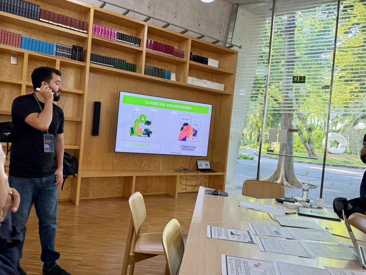 InstitutodePro's tweet photo. Personal del #InstitutoDeProtecciónSinaloa estuvo presente en el taller de Seguridad Digital, impartido por Social TIC y organizado por @EspejoRevista, en el marco del Festival Espejo 2026. https://t.co/Gz1E8RtaOf