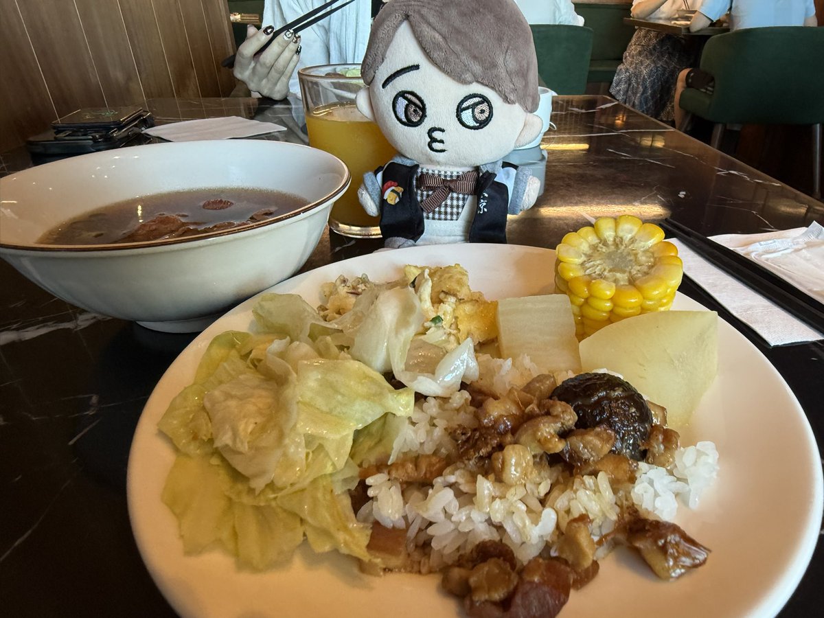 nerina666's tweet photo. 牛肉スープにそぼろご飯、朝からめちゃ台南式 https://t.co/6QchYqrIOC