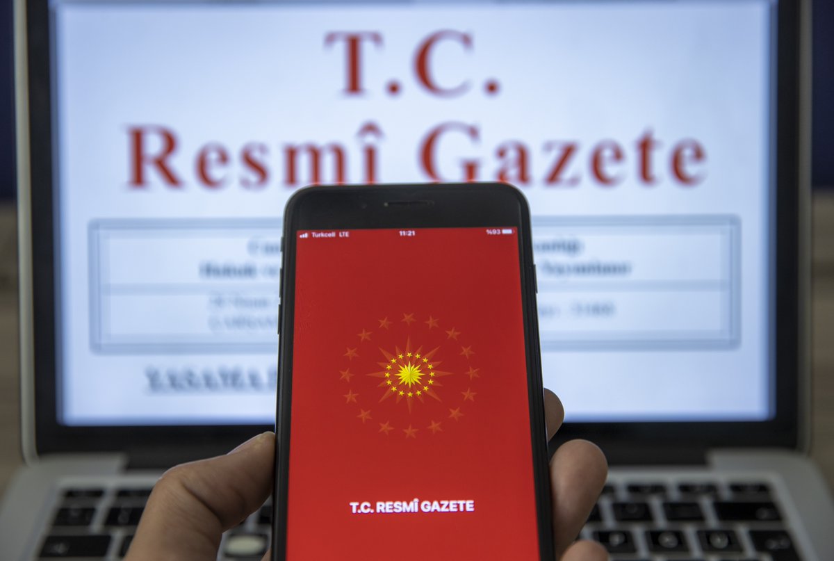 anadoluajansi's tweet photo. Sosyal medyada yaş sınırlamasına ilişkin yönetmelik Resmi Gazete'de yayımlandı

➡️ Sosyal ağ sağlayıcısı, 15 yaşını doldurmamış çocuklara hizmet sunamayacak

📌 15 yaşını doldurmuş çocuklara yönelik ayrıştırılmış hizmette, çocuğun yüksek yararı ile fiziksel, zihinsel, psikolojik, sosyal ve duygusal gelişim ihtiyaçları gözetilecek

🌐 Yaş doğrulaması e-Devlet üzerinden yapılacak

🗓️ Yönetmelik 1 Kasım'da yürürlüğe girecek

🔹 Mevcut hesaplar için yaş doğrulama işlemlerinin 31 Mart 2027'ye kadar tamamlanması gerekecek

✖️ Yaşının 15'in altında olduğu belirlenen kullanıcıların mevcut hesapları ise kapatılacak

https://t.co/REguaB2lkY