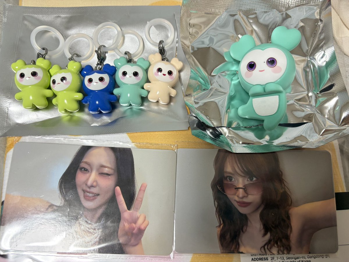 j1hyo0__'s tweet photo. TWICE THISISFOR ソウルコン 交換

譲：画像１枚目
求：トレカ・めじるし→サナ、ジヒョ
ヒッパーズ→ジヒョ

郵送もしくは名古屋手渡しでの交換希望です🍀
めじるしミナちゃんはサナちゃんとの交換優先
※お声かけ状況によりお返事が遅くなる場合がございます
 #TWICE交換 https://t.co/XplXrpKN30