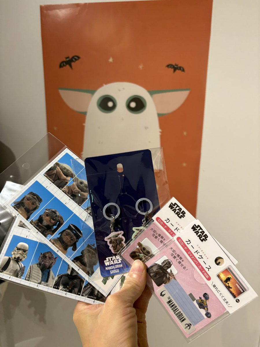 StarWarsKT08's tweet photo. ハロウィン限定っぽい仕様なので衝動買いしちゃいました…🎃
あとめじるしチャーム的なものも現物見たことなかったので…💸
#スターウォーズポップアップストア 
#マンダロリアンアンドグローグー
#マンドーグローグー https://t.co/G6xMG7Nld6
