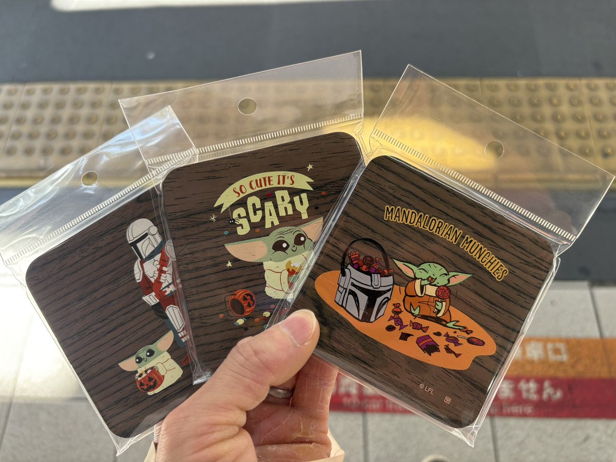 StarWarsKT08's tweet photo. ハロウィン限定っぽい仕様なので衝動買いしちゃいました…🎃
あとめじるしチャーム的なものも現物見たことなかったので…💸
#スターウォーズポップアップストア 
#マンダロリアンアンドグローグー
#マンドーグローグー https://t.co/G6xMG7Nld6