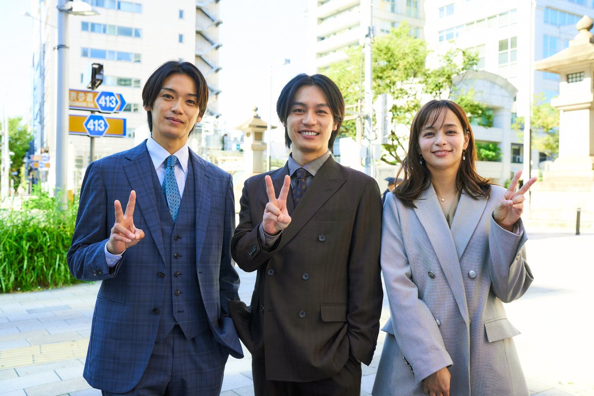 oshidoraEX's tweet photo. ／
　はだかんぼうたち👶
    第1話TVerで無料配信中
　https://t.co/vhKoYbYjcz
＼

✦ ・・────────── ・・✦　　
　　　#️⃣はだかんぼうたち👶
　　　　　　off shot📸
✦ ・・────────── ・・✦
⁡
鯖崎＆桃＆石羽の仲良しショットをお届け✨

劇中では波乱の連続な3人ですが、
みんな揃ってピースで決めてくれました✌

表参道交差点で撮影するため、
早朝からの大変な撮影でしたが、
爽やかな笑顔😄
⁡
今夜の第2話に向けて、
TVerで第1話の復習もお忘れなく！👀

「はだかんぼうたち」
第2話はよる11時放送！📺