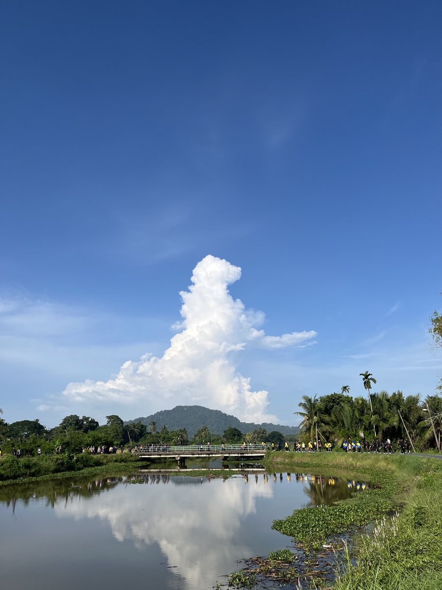 IzzraifHarz's tweet photo. Langit Perlis pagi ni dah biru balik. Semoga negeri lain pun boleh dapat view langit macam ni balik secepat mungkin 🥹🥹🙏🏻 https://t.co/7FnQ9hCJYI