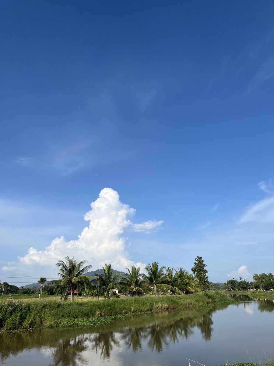 IzzraifHarz's tweet photo. Langit Perlis pagi ni dah biru balik. Semoga negeri lain pun boleh dapat view langit macam ni balik secepat mungkin 🥹🥹🙏🏻 https://t.co/7FnQ9hCJYI