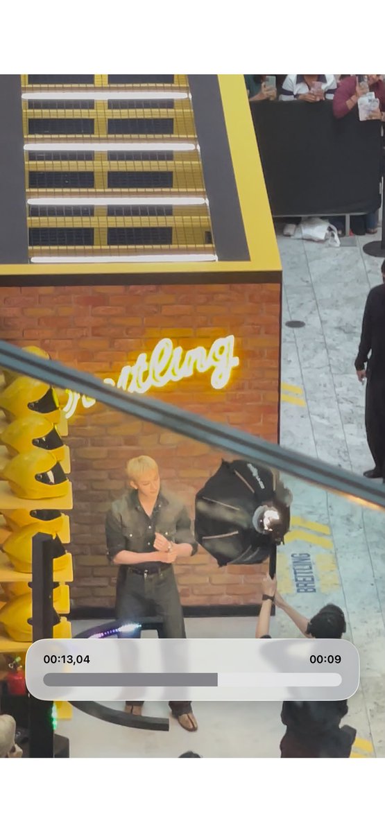 inizeee's tweet photo. I swear I tried my best to see him guys omg even in my low quality fancam HE LOOKS AMAZING

#BangChanxBreitling
#BangChanxAstonMartinF1 https://t.co/WON3ZvH8UM