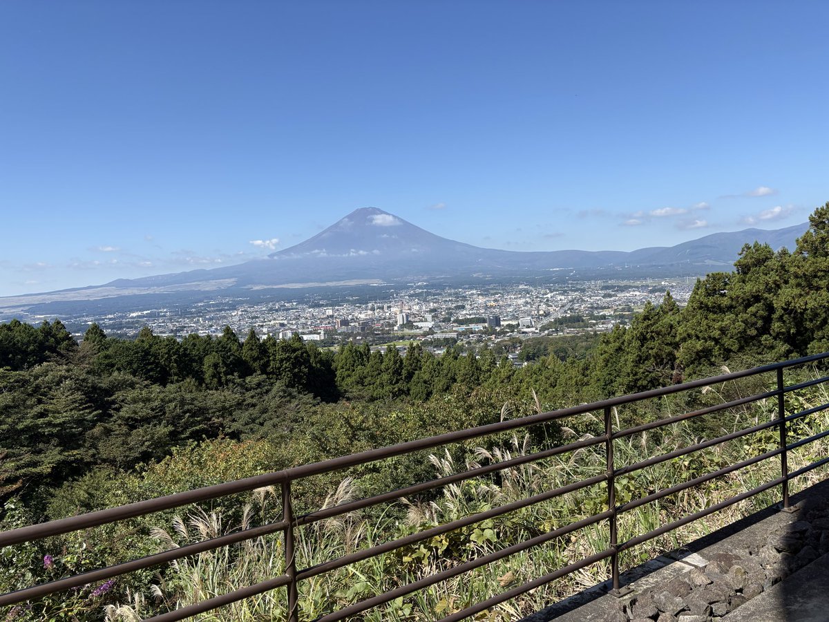 Fujimatsucafe's tweet photo. ☀️おはようございます😊

今日はお天気もよく、富士山がとても綺麗に見えています🗻✨

絶景を眺めながら、美味しいお食事やお飲み物で、ゆっくりひと息つきませんか？☕️🍰

ぜひ、富士松カフェに遊びにいらしてください🌷
皆さまのお越しをお待ちしております😊💕
 #富士山 #カフェ #絶景 https://t.co/qS4rKUfDY8
