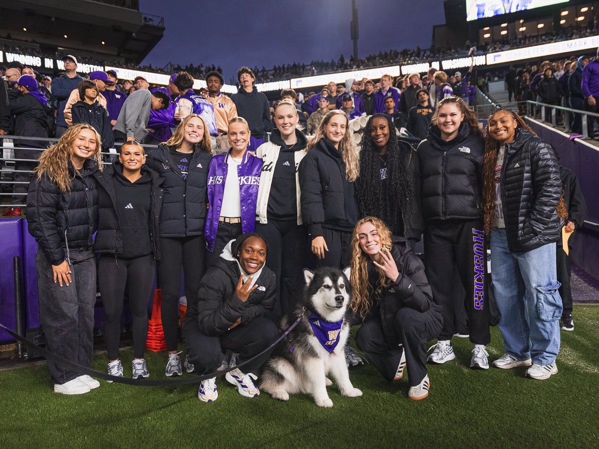 UW_WBB's tweet photo. Thanks for having us out, @UW_Football 💜🙌 https://t.co/Xf09tZvb1O