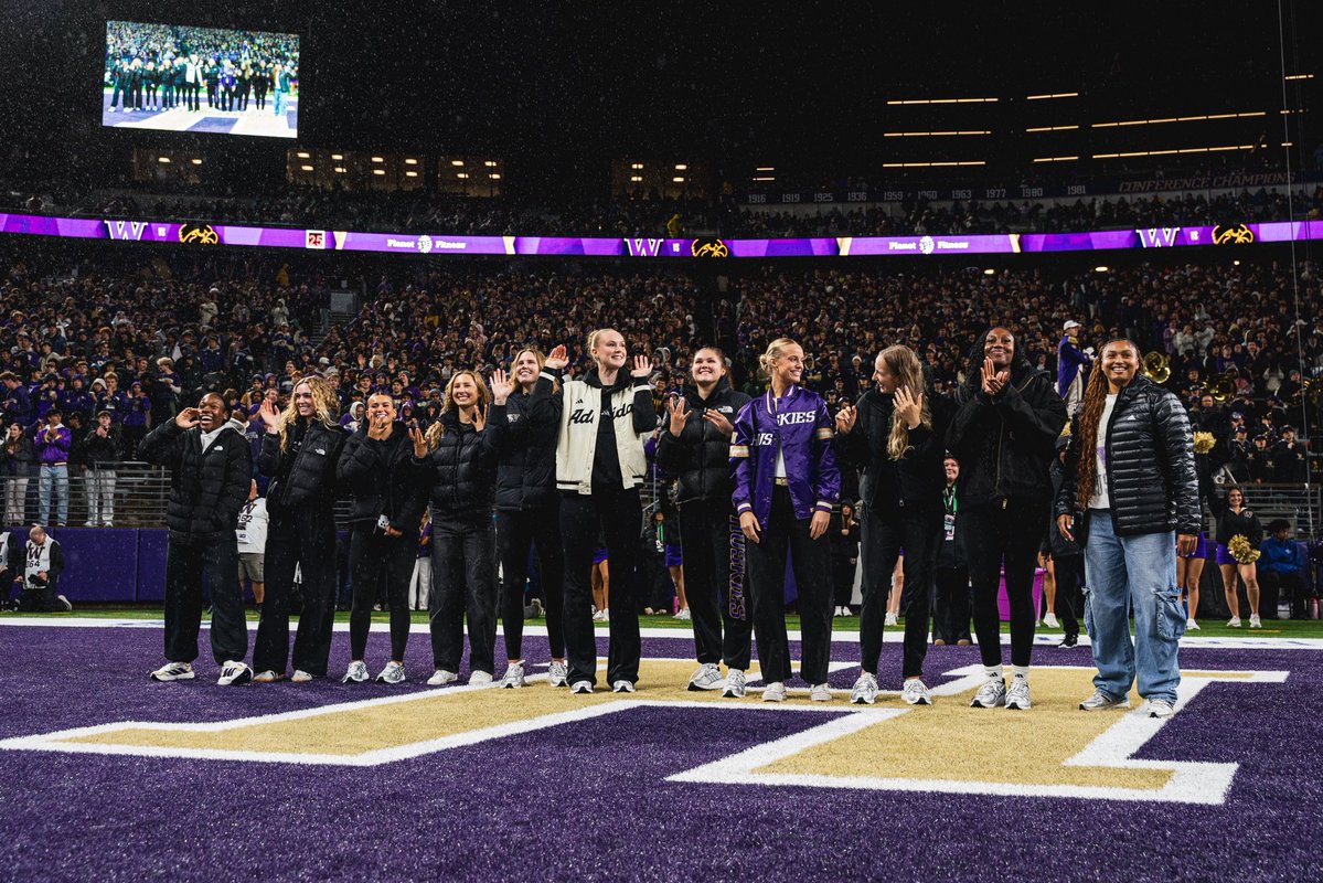 UW_WBB's tweet photo. Thanks for having us out, @UW_Football 💜🙌 https://t.co/Xf09tZvb1O