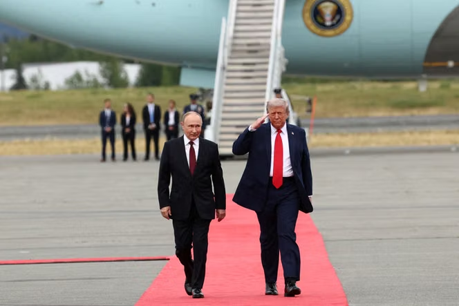 L_ThinkTank's tweet photo. ‼️ [ 🇺🇸 ÉTATS-UNIS | 🇷🇺 RUSSIE ]

🔸 Lors d’un échange téléphonique avec Donald Trump, Vladimir Poutine s’est dit prêt à fournir du pétrole aux marchés américain et mondial.

Washington suspend temporairement ses sanctions sur le diesel russe.

Donald Trump affirme que Moscou s’est engagé à livrer d’importantes quantités de diesel pour approvisionner les marchés américain et mondial.