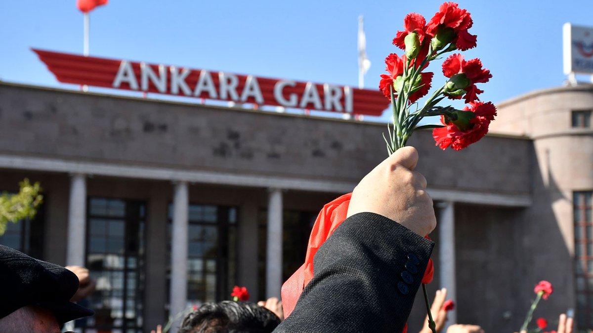 BirGun_Gazetesi's tweet photo. Hesabını elbet soracağız

📌104 insanın yaşamını yitirdiği Ankara Gar Katliamı, sadece ülke tarihinin en kanlı canlı bomba saldırısı değil toplumsal muhalefetin bastırıldığı, korku iklimiyle tek adam rejimine giden yolun döşendiği tarihi bir kırılma noktası oldu

📌 7 Haziran - 1 Kasım seçimleri arasında yaratılan ateş çemberi, Gezi ile büyüyen toplumsal muhalefeti hedef aldı

📌 Ankara Garı'nda patlayan bombalar halkın siyaset sahnesindeki sesini kısmayı amaçlayan rejimin inşasına hizmet etti

Haberin tamamı:
https://t.co/L8NtNn5WwV