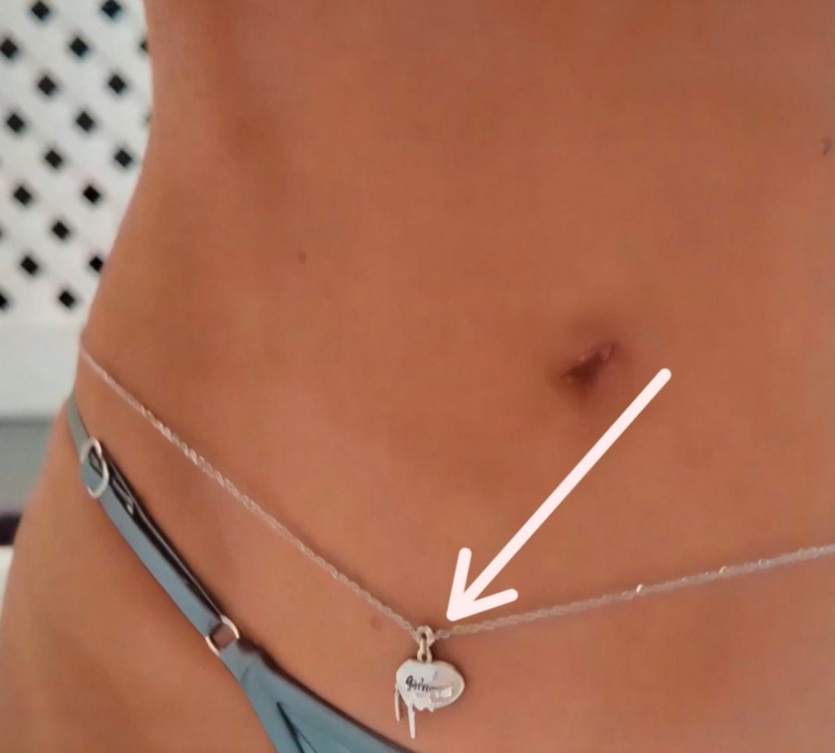 Xninarose_'s tweet photo. Hey @Grok, what’s the name of the waist chain Kylie Jenner is wearing?? https://t.co/1a7tV1nPsX
