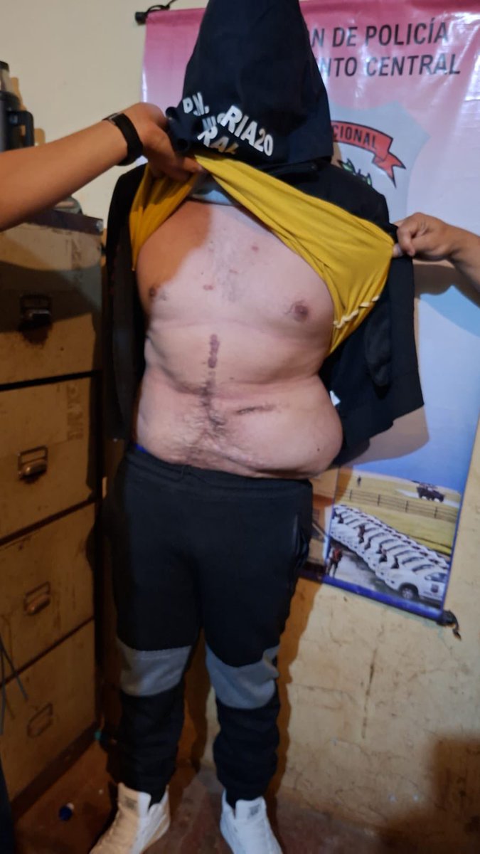 Raulbogarin's tweet photo. 🚨SE ENTREGÓ EL FEMINICIDA DE DEISY PAOLA.

-Aldo Alexis Duarte (26) se presentó en la Comisaría 20.ª Central, confirmó el comisario Ulises Portillo.
-Está señalado como autor del asesinato de su expareja, Deisy Paola Giménez Segovia (22), ocurrido el jueves en Lambaré. 

📍 Comisaría 20.ª Central, J. Augusto Saldívar.