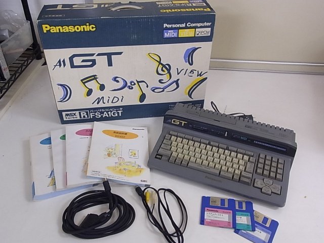 nishikazuhiko's tweet photo. MSXの成れの果て

今になって思うのだけど
ソニーがMSXTurboRをやらなかったのは
PlayStation1をやっていたからなのだろう

MSX撤退を松下に伝えたら
松下はホーキンスの3DOを担いで
ソニーの真似をした
そして大失敗

そういう経緯があるので
私はどうしても
MSXを生き返らせたい
ソニーと
松下の出来ない分野で

松下はパソコンはやっているが
ソニーはパソコンは撤退

こっちで勝てば
あっちで負ける
高みの見物は
面白いね