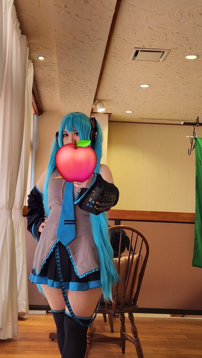 poyopoyochun's tweet photo. そくほー？

ミクしにきてます！

スマホじゃみじゃみ盛れないカメラで…

#cosplay https://t.co/pKJsypxKPu