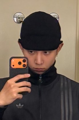 ryuljalanan's tweet photo. bener ya dia keliatan garang karena alisnya, kalo di tutup alisnya jadi imut lucu mochii 🥺🥺🥺🥺 https://t.co/7scywPtHs3