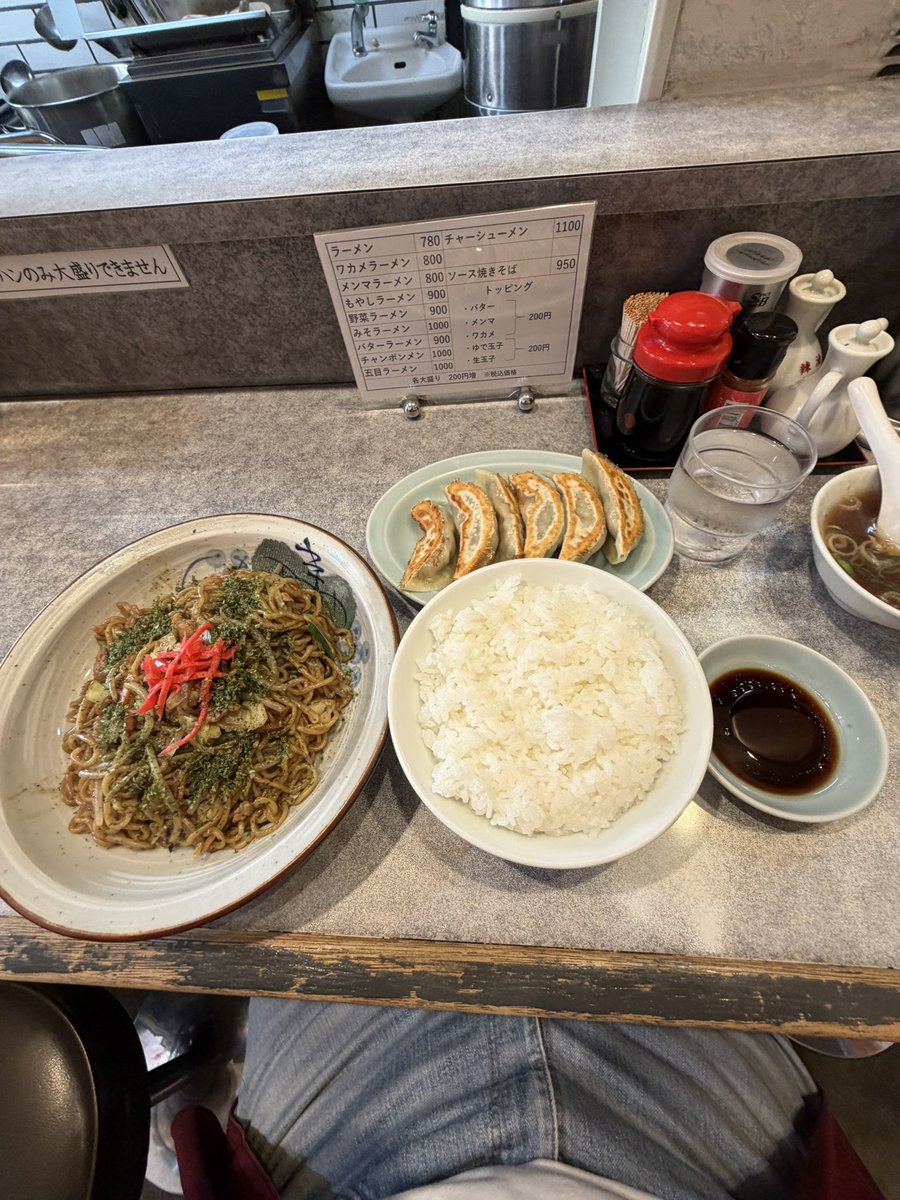 ukigumotei's tweet photo. 中野に来ると可能な限り行く、所謂「町中華（ってか昔ながらの『ラーメン屋』）」の店。餃子は手作りだから、土曜日とかは昼に無くなる（平日も夜だと無かったりする）。
今日は久々に焼きそばを頼んだ。 https://t.co/fmIaHCo1U4