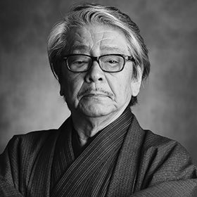 miyabook0303_'s tweet photo. 筒井康隆は、著書『創作の極意と掟』で、

『何度も同じ語尾ばかりを続けるのは良くないという文章作法がある。それをなくすには音読すればよいとか、文章のリズムを考えよとか、いろいろに言われているが、語尾の重複を気にしながら長年書いているうちには、音読せずともしぜんに語尾の変化や文章のリズムも体得できるようになる。』

町田康は、インタビューで、「文章を書くときは声に出した時の調子、リズムを意識して書くか���」という質問に、

『ただその言葉の意味だけで伝えようとすると読みにくい文章になったりしますよね。まぁ意味だけ、意味も必要ですけど、意味と音と両方を両睨みで文章を綴っていくんですけど、そんなのいちいち考えてたら全然進まないので、それは直感的にやっていくしかないんですよね。直感的にやっていくうちに、毎日やっているとだんだん自分の知らない間にそういう力がついてくるということですね。まあ「勘」ですね。』

と答えている。

日本語は文法構造上、語尾が単調になりやすいという性質がある。

英語がSVOなところを、日本語ではSOVとなる。
「〜だった。」などと語尾が重複しやすい。

しかし、この問題に正解はない。
語尾が重複しているからといってダメな文章という訳ではない。語尾が重複している名文も多く存在する。

文章のリズムと合わせて書き手として勘を鍛えるしかない。