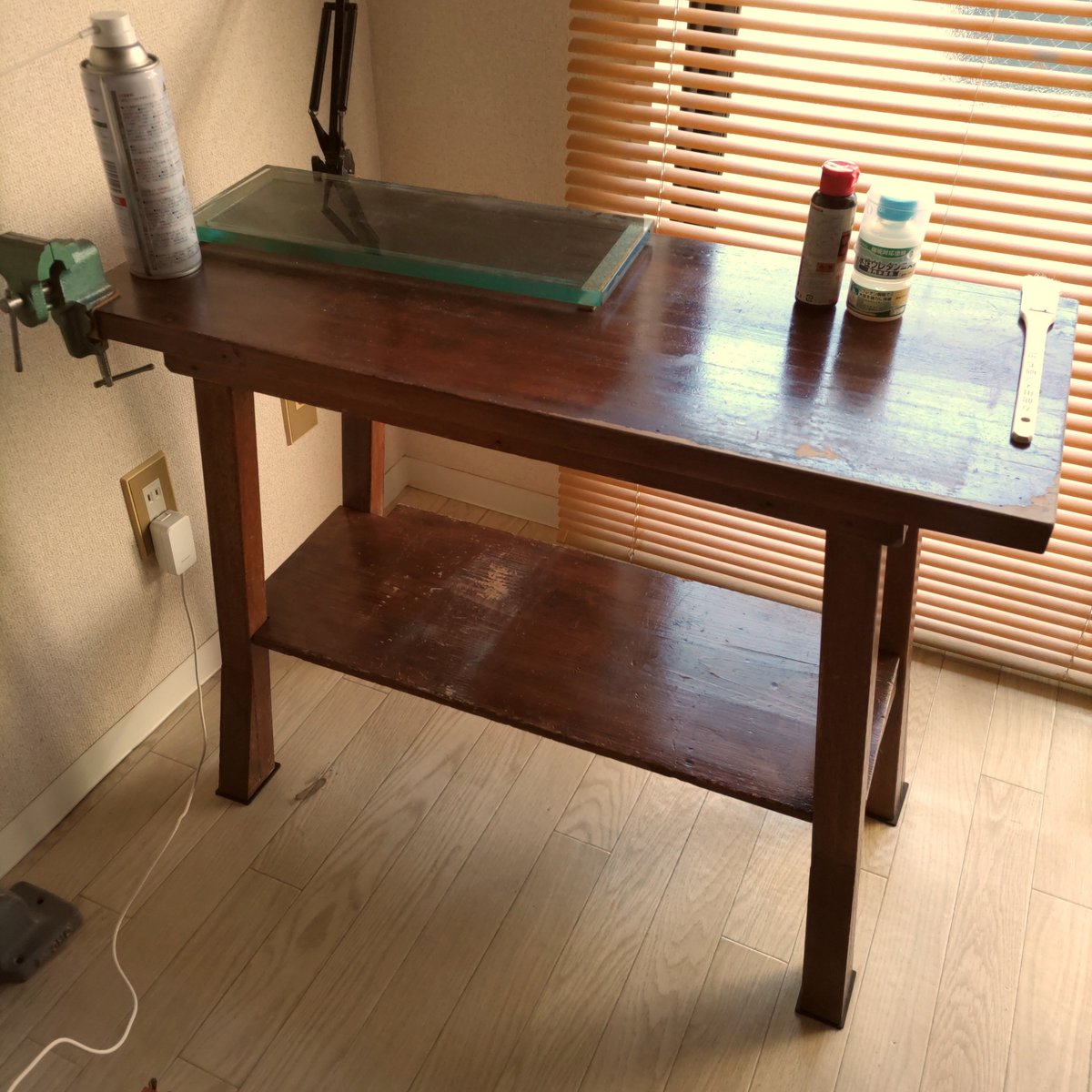 LeatherCraft_WB's tweet photo. 作業台もわりとカビがえらいことになっているので、この連休の晴天を活用してメンテです。
とりあえず消毒アルコールを大量噴霧してから、抗菌タイプのウレタンニスを塗り直し予定。 https://t.co/SlcphE7Dl0