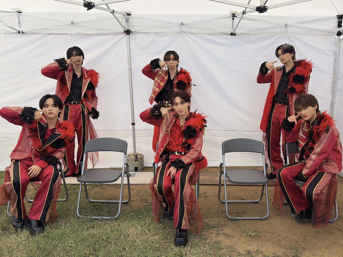 Lienel_official's tweet photo. ＼本日のポーズはこちら！／

メジャー2ndシングル「愛のダバダ」
発売記念リリースイベント
@千葉 豊砂公園 屋外特設ステージ

グルショ・グルグルショ撮影会
本日のポーズはこちら😭

#Lienel #リエネル
#リエネル_愛のダバダ https://t.co/dmE7HZhKsD
