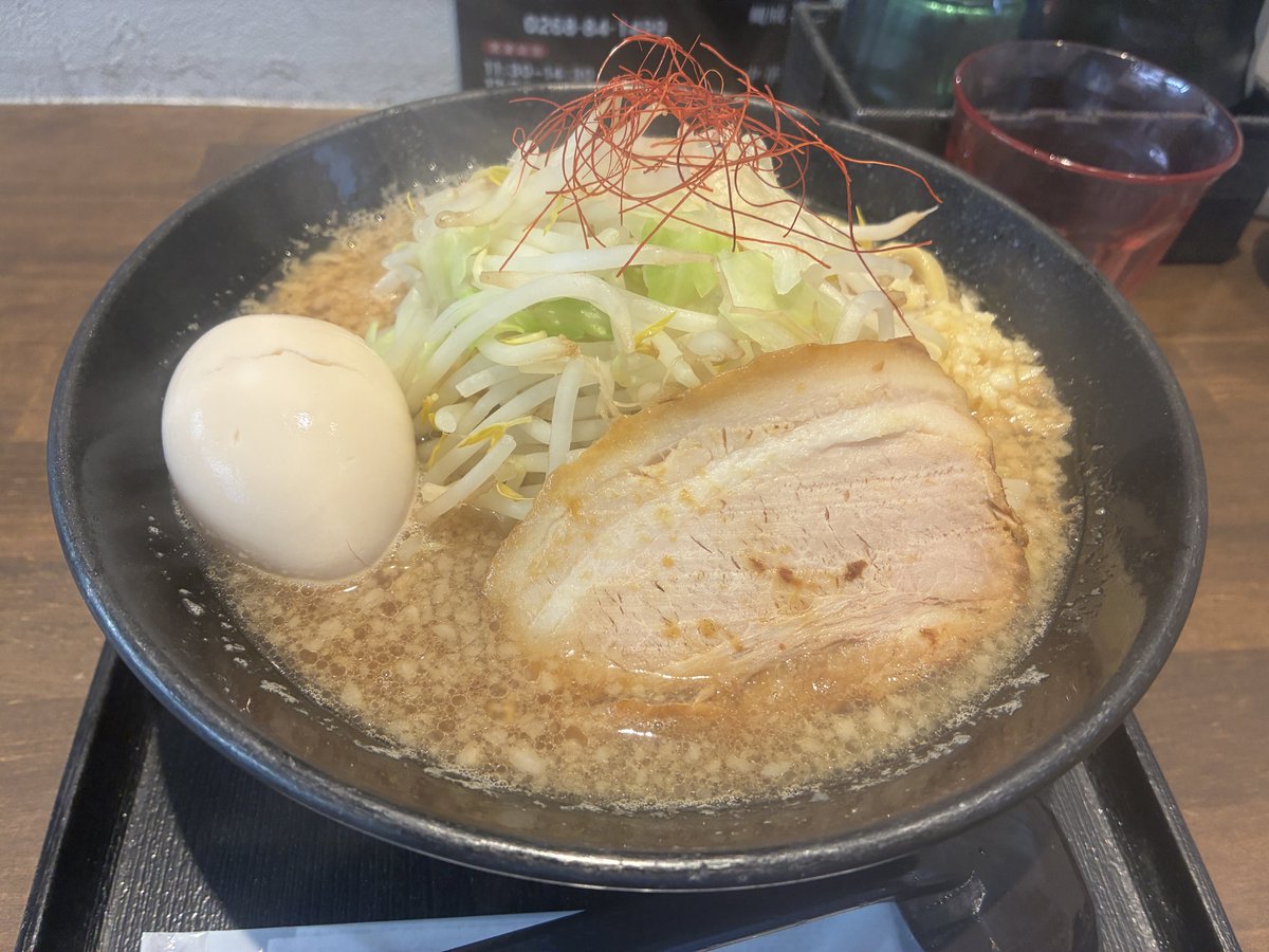 neko_cat2974's tweet photo. 人生初の二郎系ラーメン
思ったよりスルスルと入っていって自分でもびっくり
だがしかし！
太麺の暴力を舐めてはいけない…（おなかいっぱい） https://t.co/JDeoABnEjO