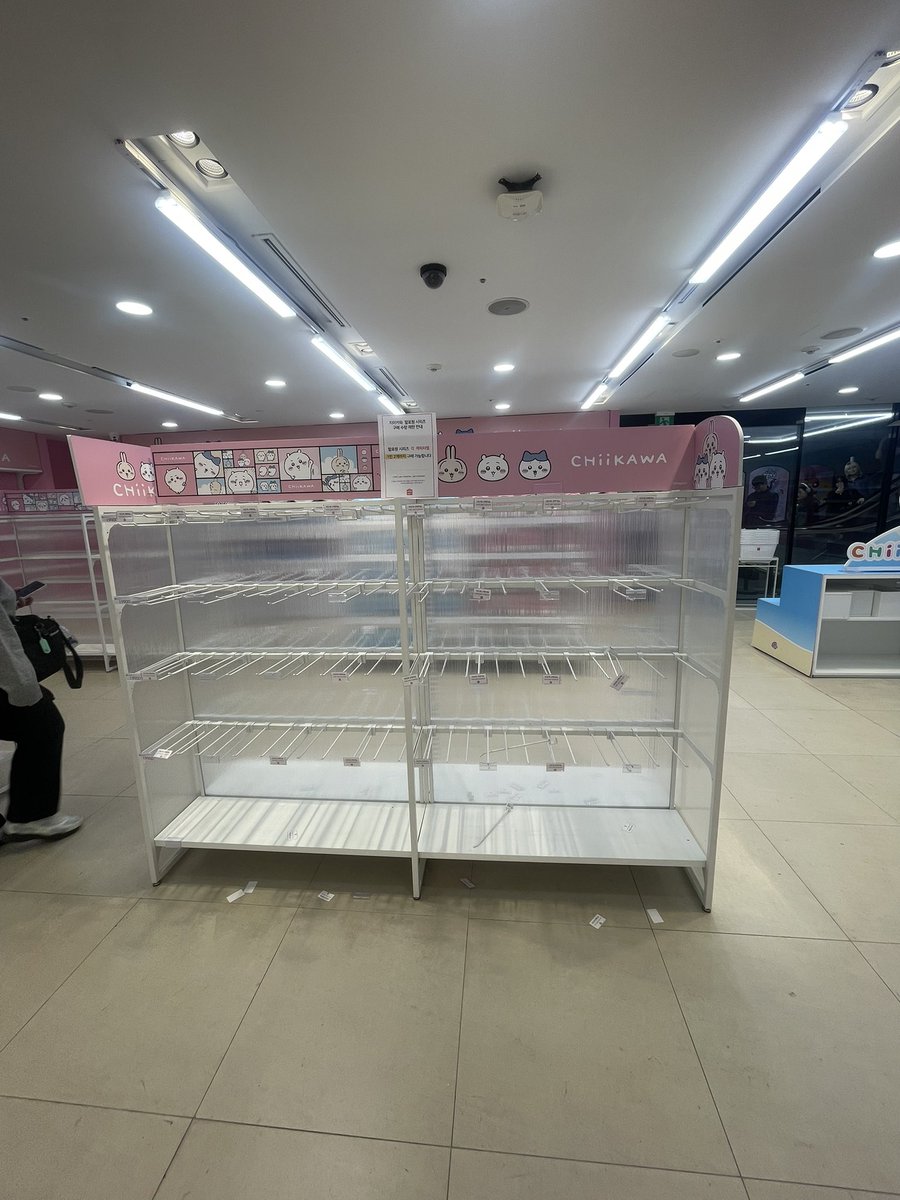 kr_jp_U__U's tweet photo. 現在の時刻
ホンデミニソ！
一部商品除いてありません！
私のように無駄足になりませんように🙏

4枚目は買えた方に写真撮らせてもらいました
（親切な方ありがとうございました）

#ちいかわ https://t.co/5CEHsPVDqZ