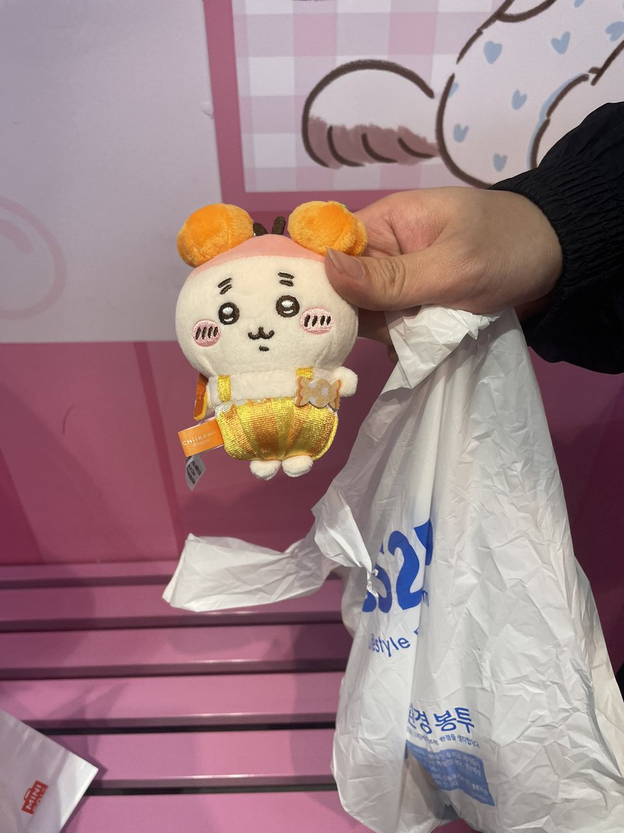 kr_jp_U__U's tweet photo. 現在の時刻
ホンデミニソ！
一部商品除いてありません！
私のように無駄足になりませんように🙏

4枚目は買えた方に写真撮らせてもらいました
（親切な方ありがとうございました）

#ちいかわ https://t.co/5CEHsPVDqZ