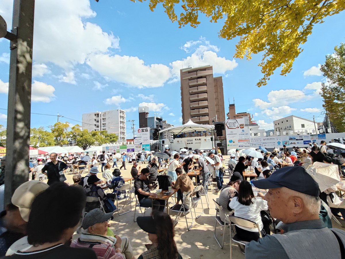 KeiOshiroLAB's tweet photo. さっきまでいたのは、まだまだ、ただの試飲会場やからね！

これからメイン会場に移って、一日中やってるステージを見つつ、広島産レモンを使った、【レモン酒カッシュ】を。

ステージでやってる歌謡ショー、アマチュアなのにみんな歌うまい。

この後
、ご当地キャラショーがあるんだー。ワクワク。 https://t.co/NMrjSSo7V3