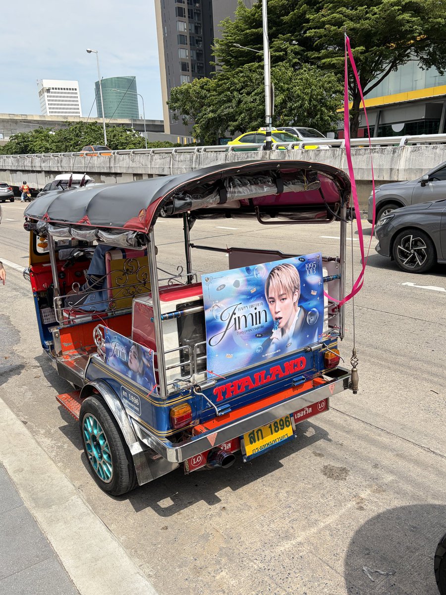 OurProjectBTS's tweet photo. ขยับมาจึ๋งนึงตรง Mrt พหลโยธิน ทางออก 4 นะคะ ทุกคน 🫡

#myprinceisjimin https://t.co/bzwa8HmMXW