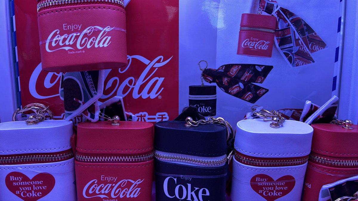 Taito_Mito's tweet photo. 【新景品】
Coca-Cola　スカーフ付きチャームポーチ

#タイステ
#水戸南
#タイトーステーションイオンタウン水戸南 https://t.co/NshmwAwkAi