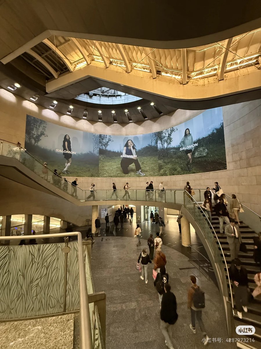 BJisoo176697's tweet photo. Jisoo Salomon Campaign 
📍法国 巴黎Gare Saint-Lazare Station https://t.co/gJGAlAyHIt