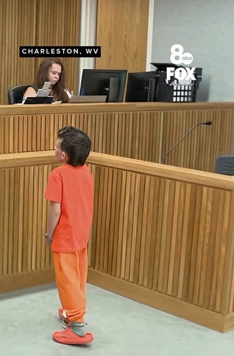 ZEER0HOUR's tweet photo. Mr Krassenstein you’ve been charged with fucking a twinky how do you plead? https://t.co/Yh4AvpFfjW